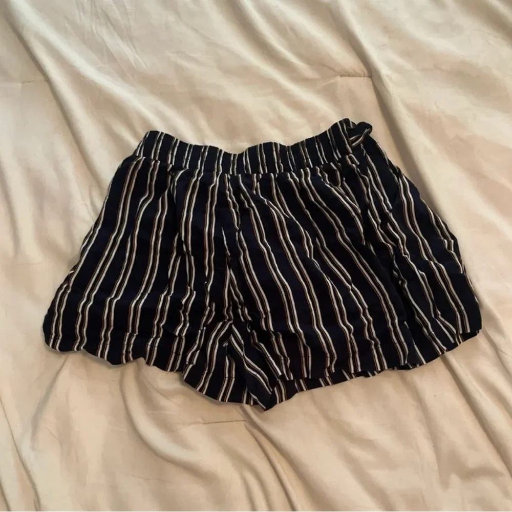 Forever 21 Dressy Striped Shorts - Size Small - Picture 2 of 3
